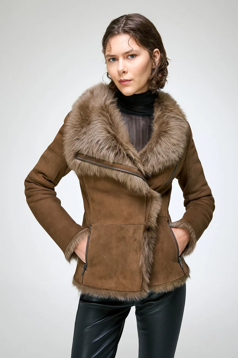 Adila – Jacke aus olivfarbenem Wildleder und Lammfell