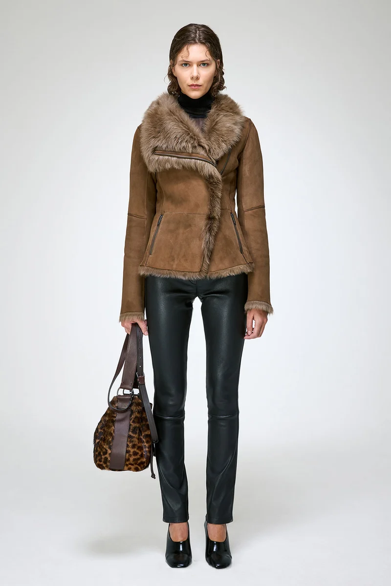 Adila – Jacke aus olivfarbenem Wildleder und Lammfell
