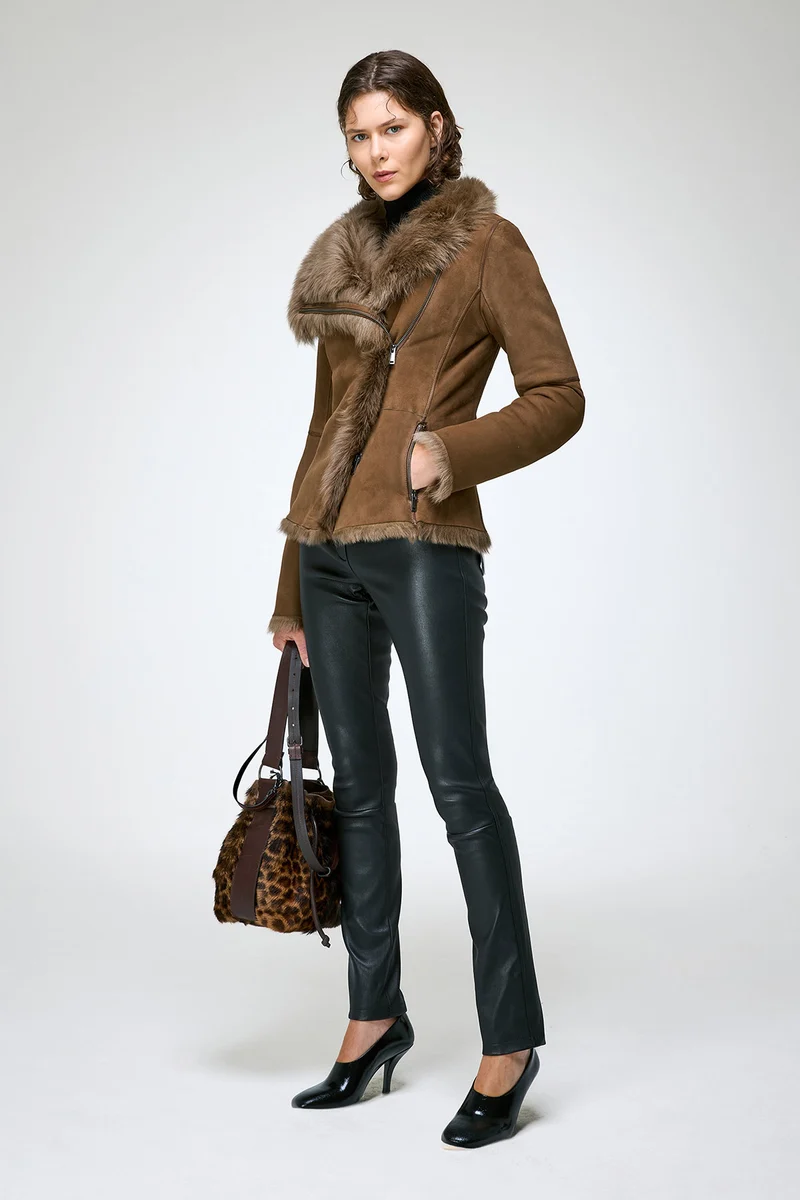 Adila – Jacke aus olivfarbenem Wildleder und Lammfell