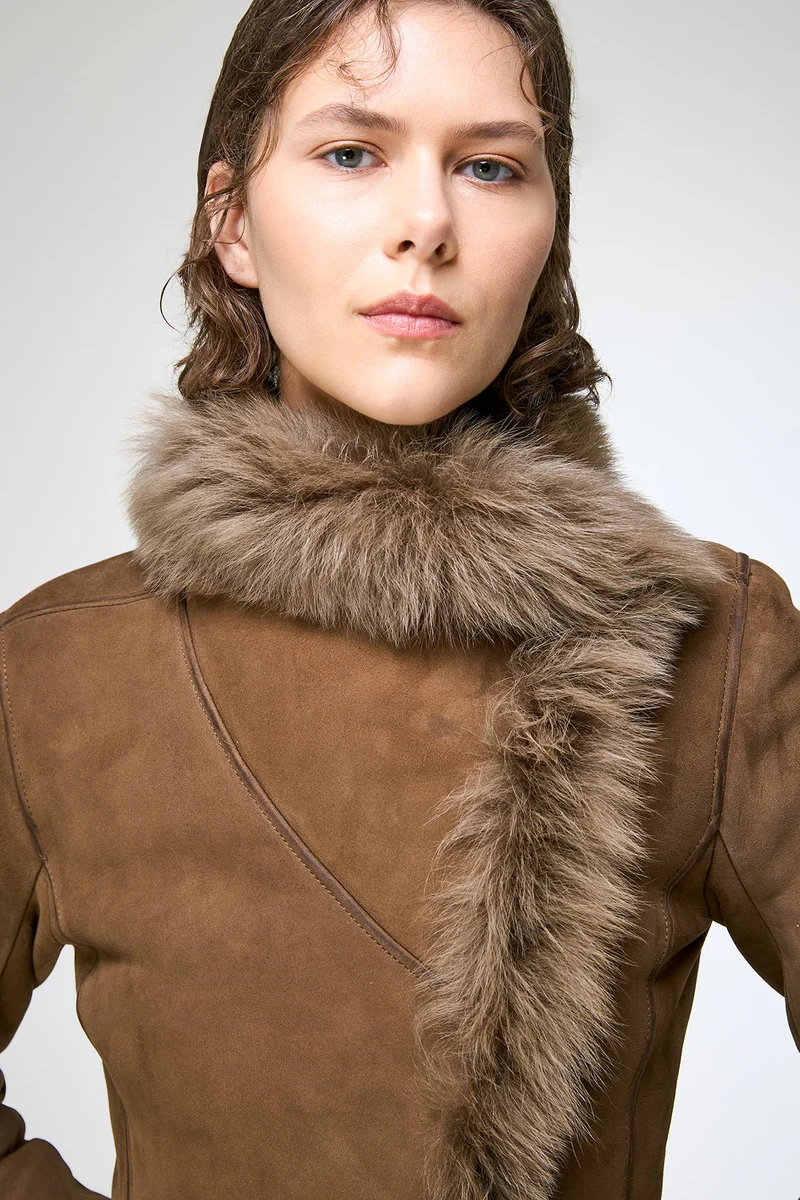 Adila – Jacke aus olivfarbenem Wildleder und Lammfell