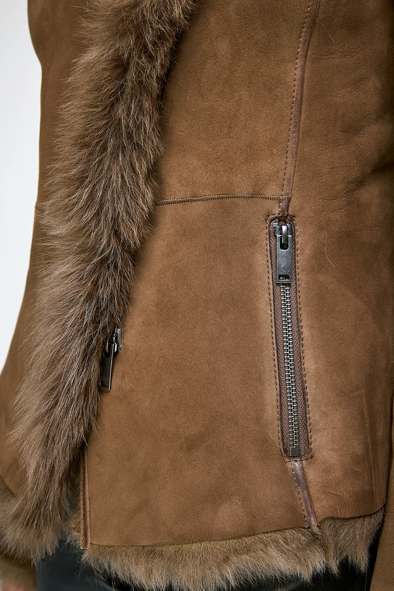 Adila – Jacke aus olivfarbenem Wildleder und Lammfell