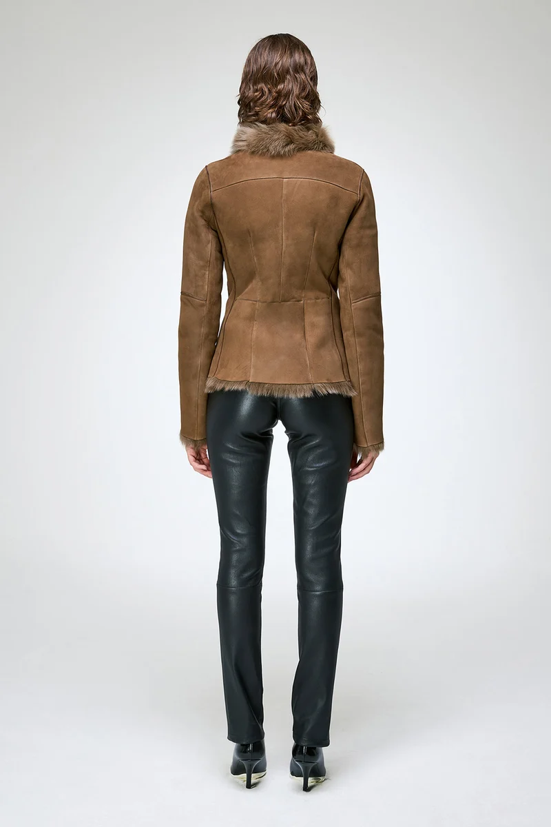 Adila – Jacke aus olivfarbenem Wildleder und Lammfell