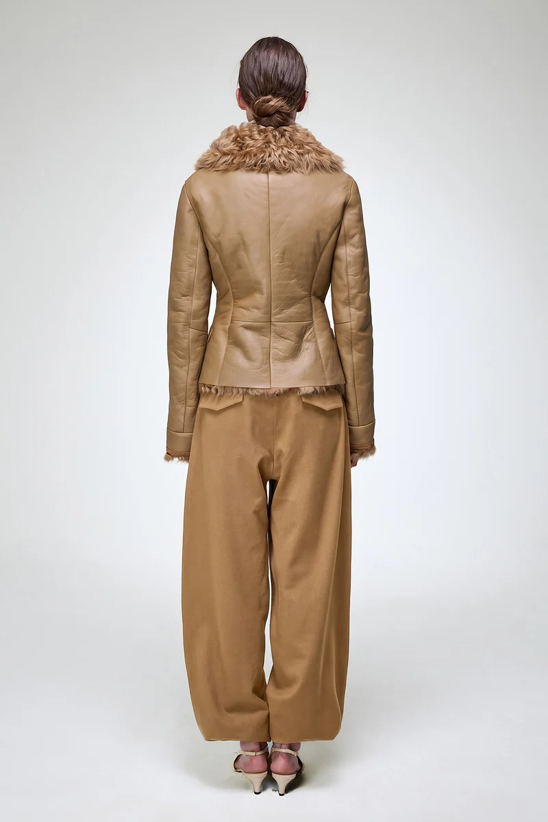 Estela - Kamelbraune Lammfelljacke
