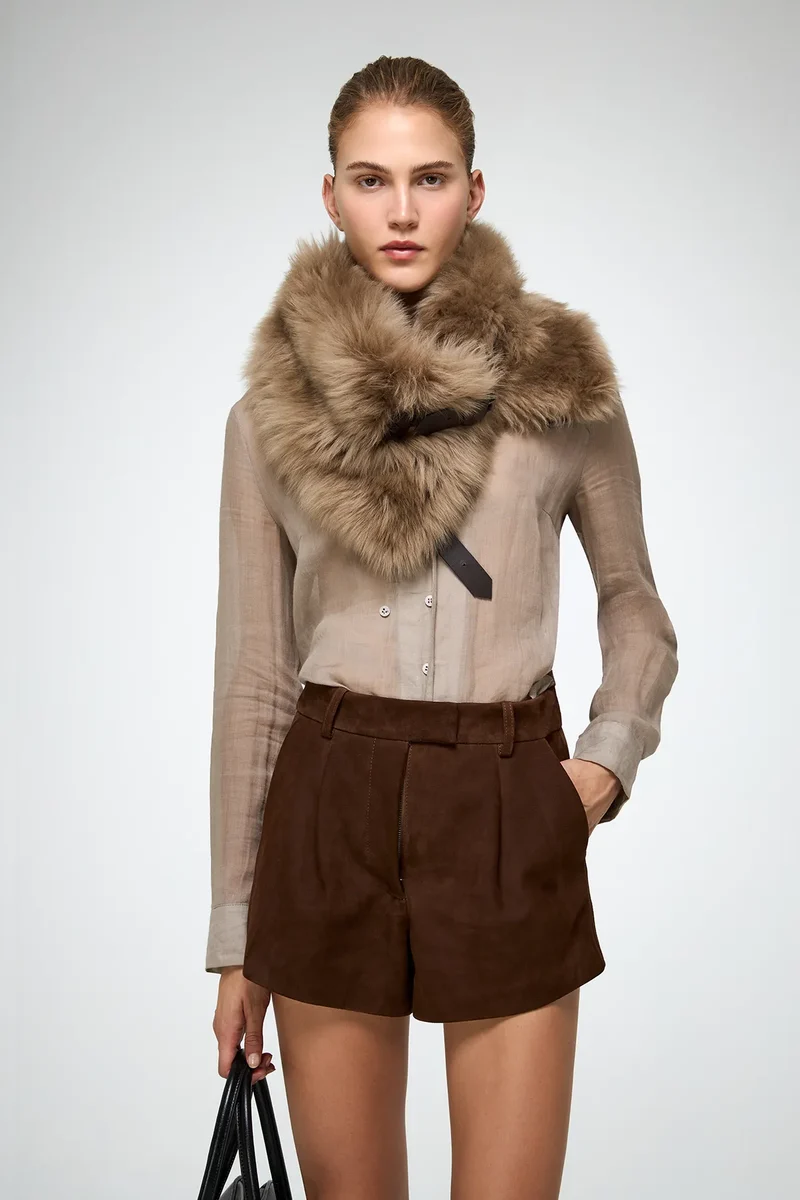 Jacotte – Halswärmer aus Leder in Wüstenbeige