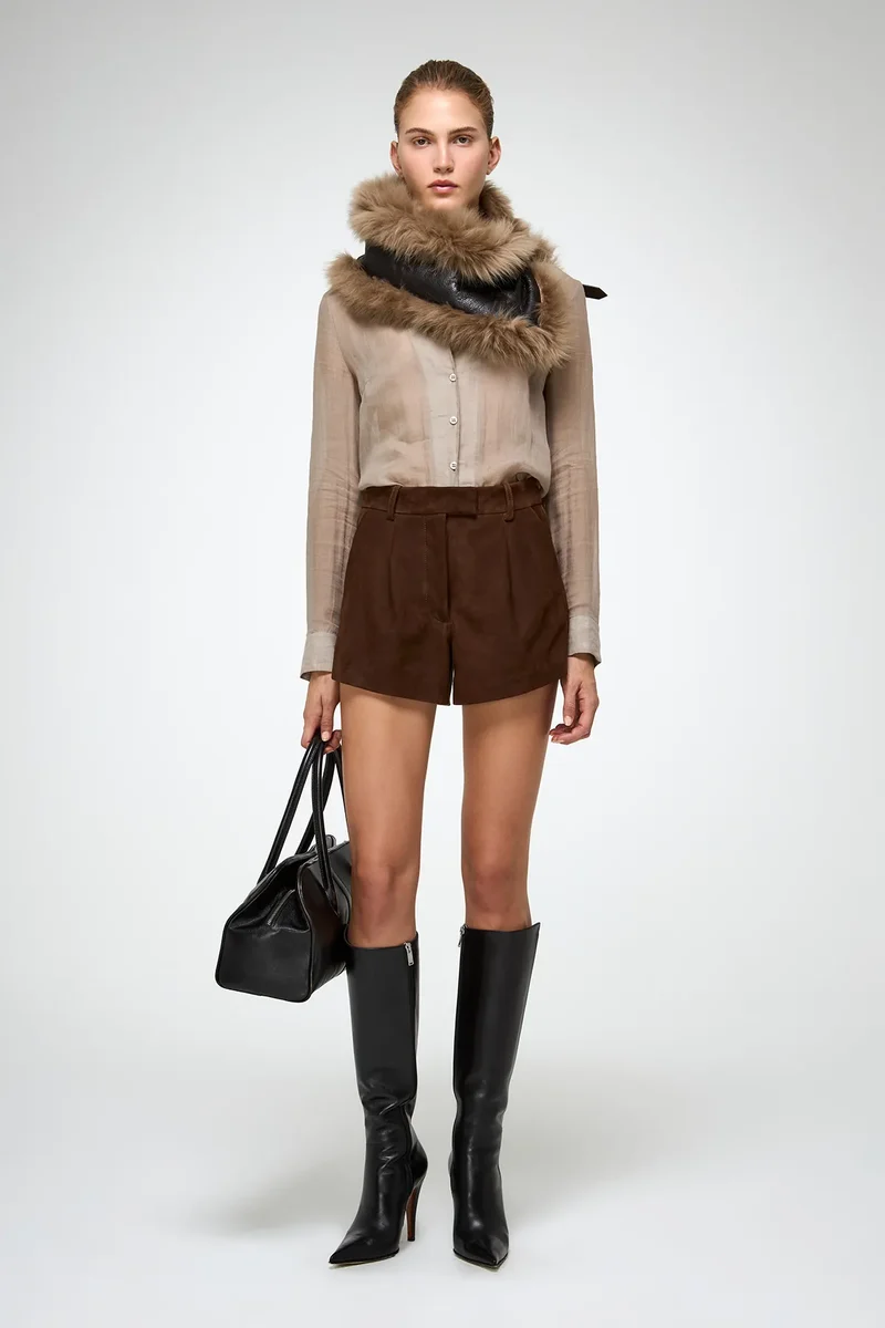 Jacotte – Halswärmer aus Leder in Wüstenbeige