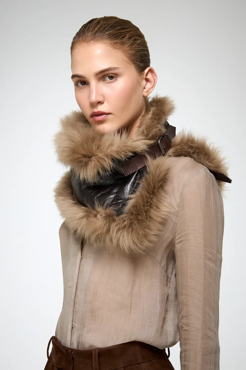 Jacotte – Halswärmer aus Leder in Wüstenbeige