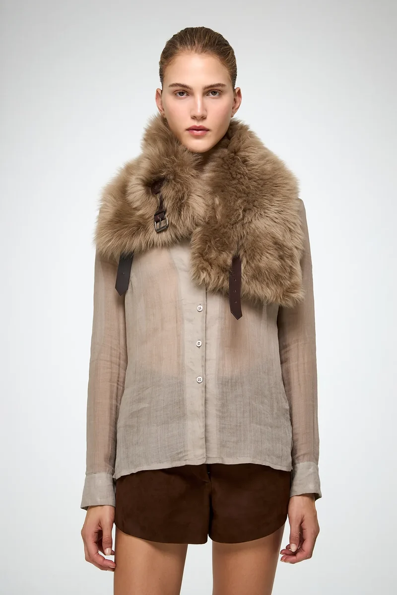 Jacotte – Halswärmer aus Leder in Wüstenbeige