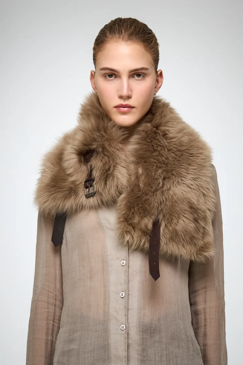 Jacotte – Halswärmer aus Leder in Wüstenbeige