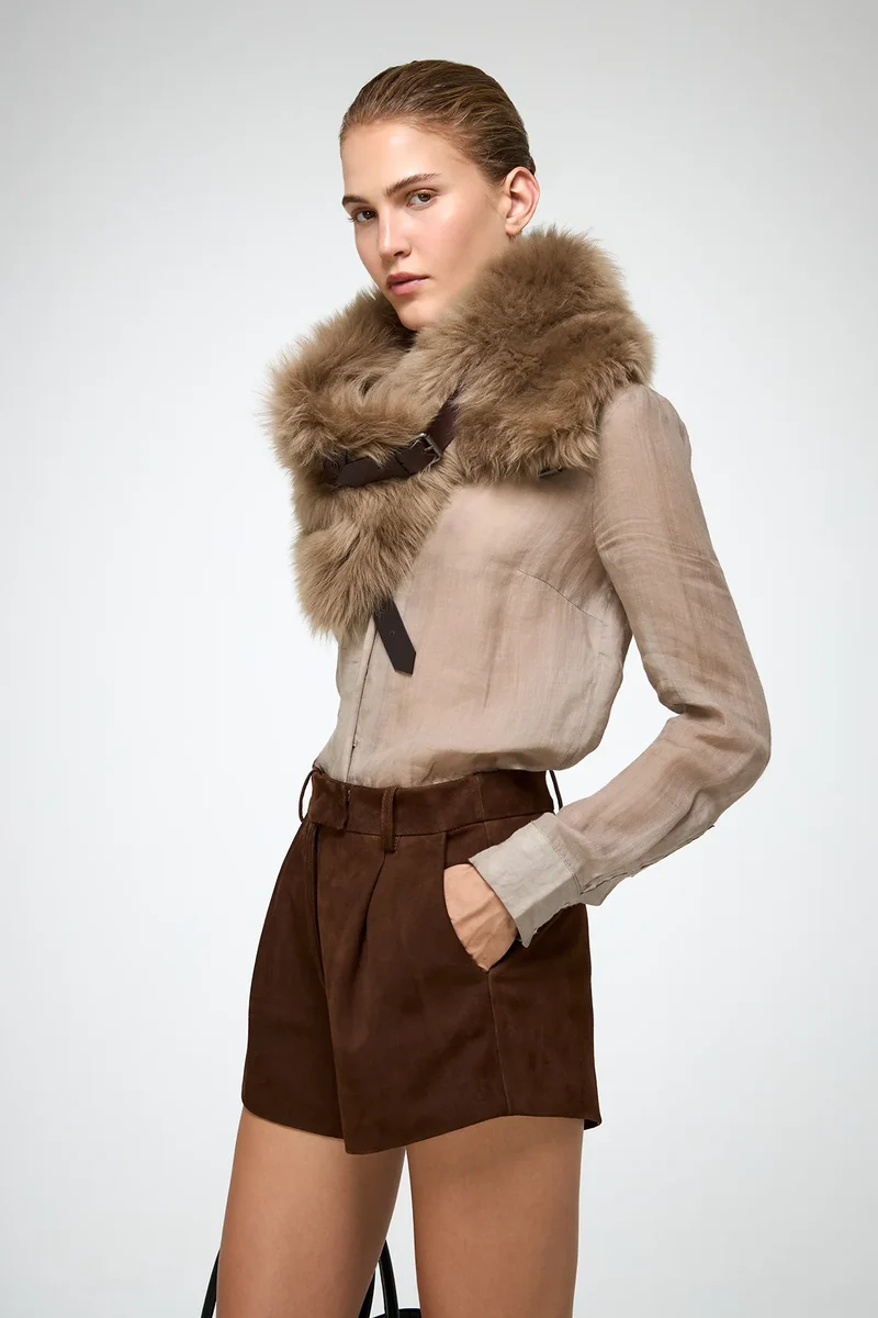 Jacotte – Halswärmer aus Leder in Wüstenbeige