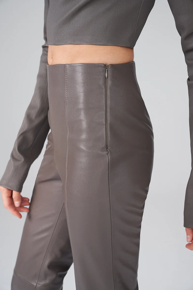 Lara - Nude Lederhosen
