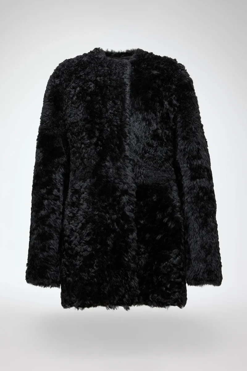 Odeline – Schwarzer Lammfellmantel