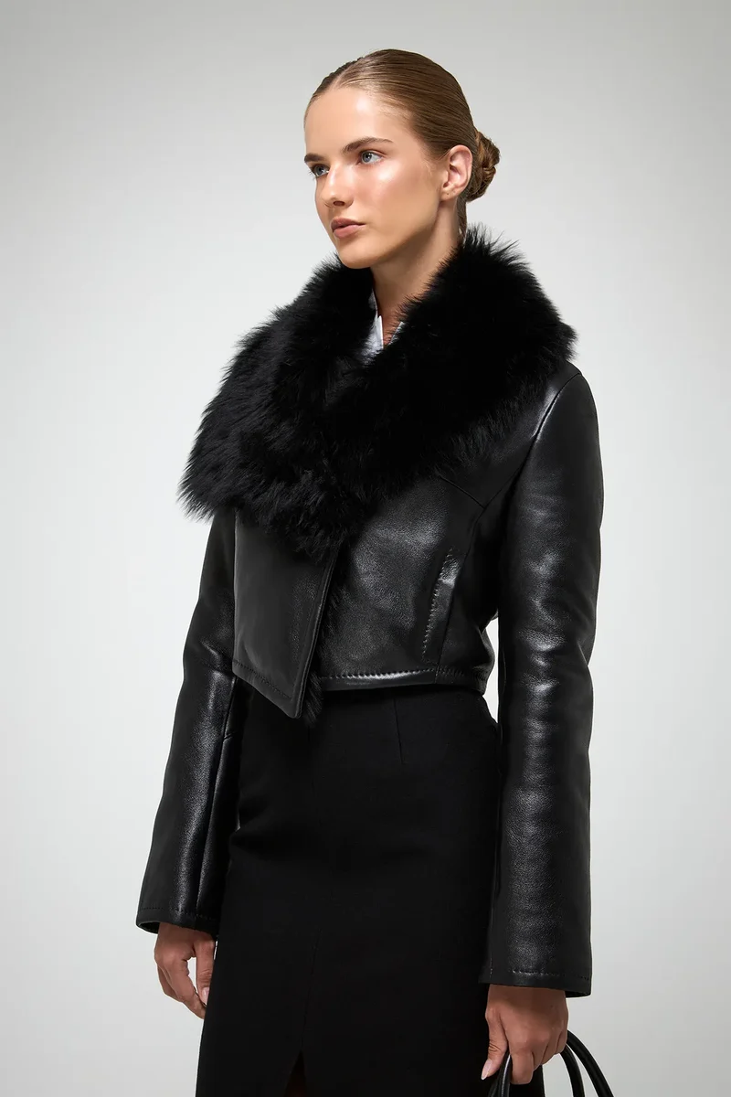 Yva - Schwarze Lammfelljacke