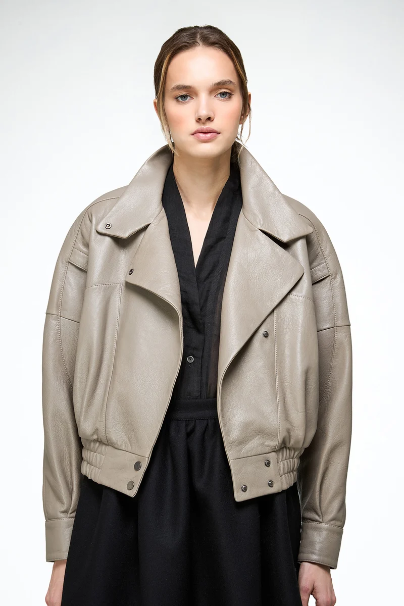 Clara – Beigefarbene Lederjacke