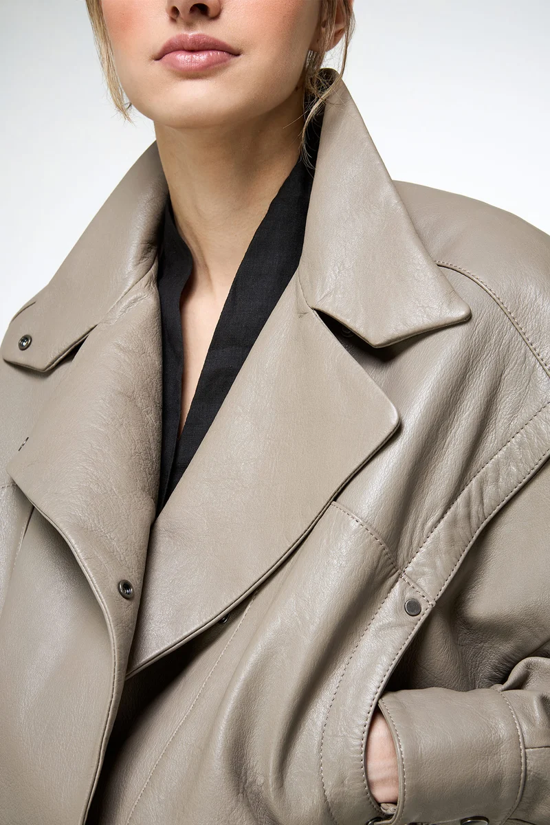 Clara – Beigefarbene Lederjacke