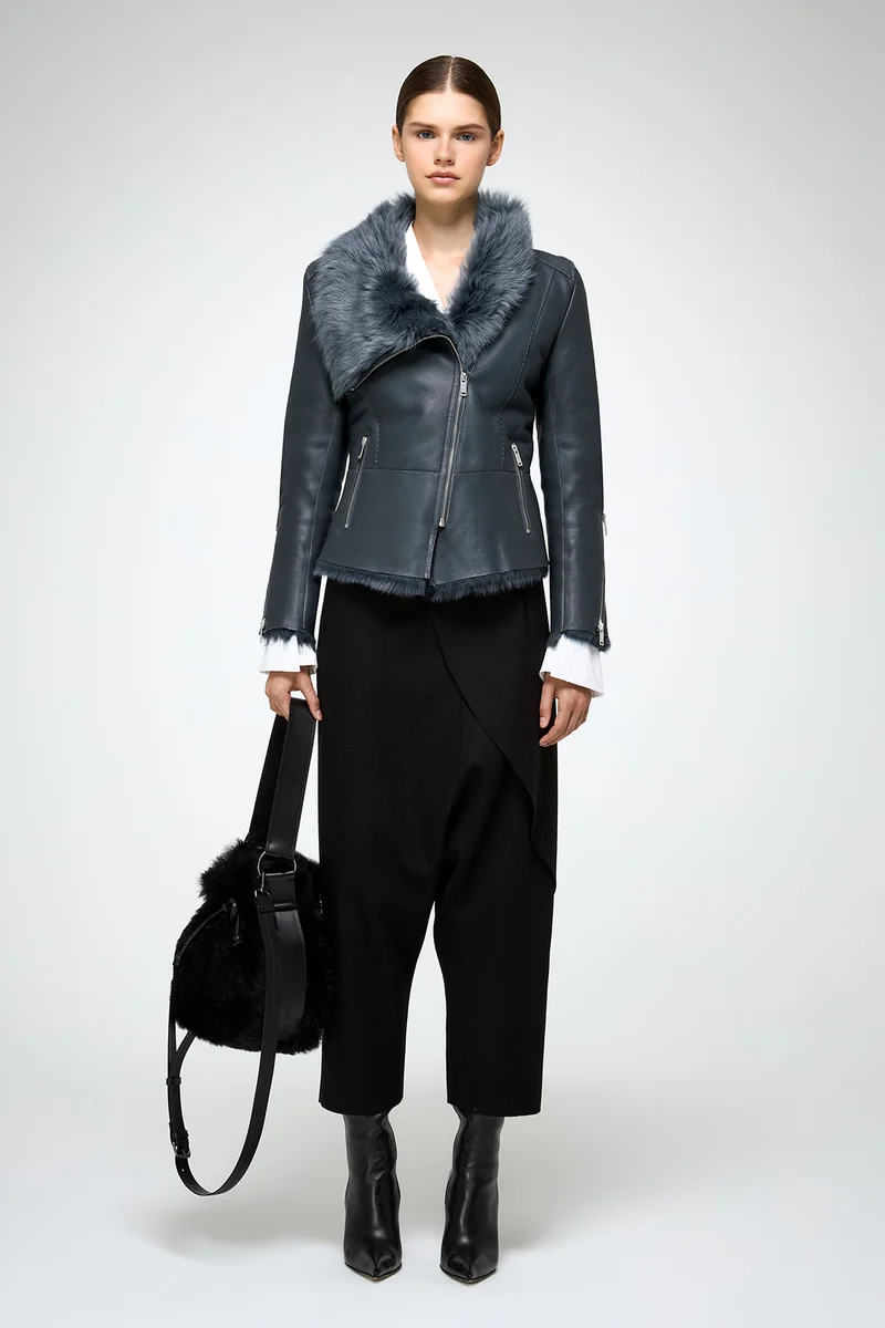 Renata – Clotho Indigo-Lammfelljacke