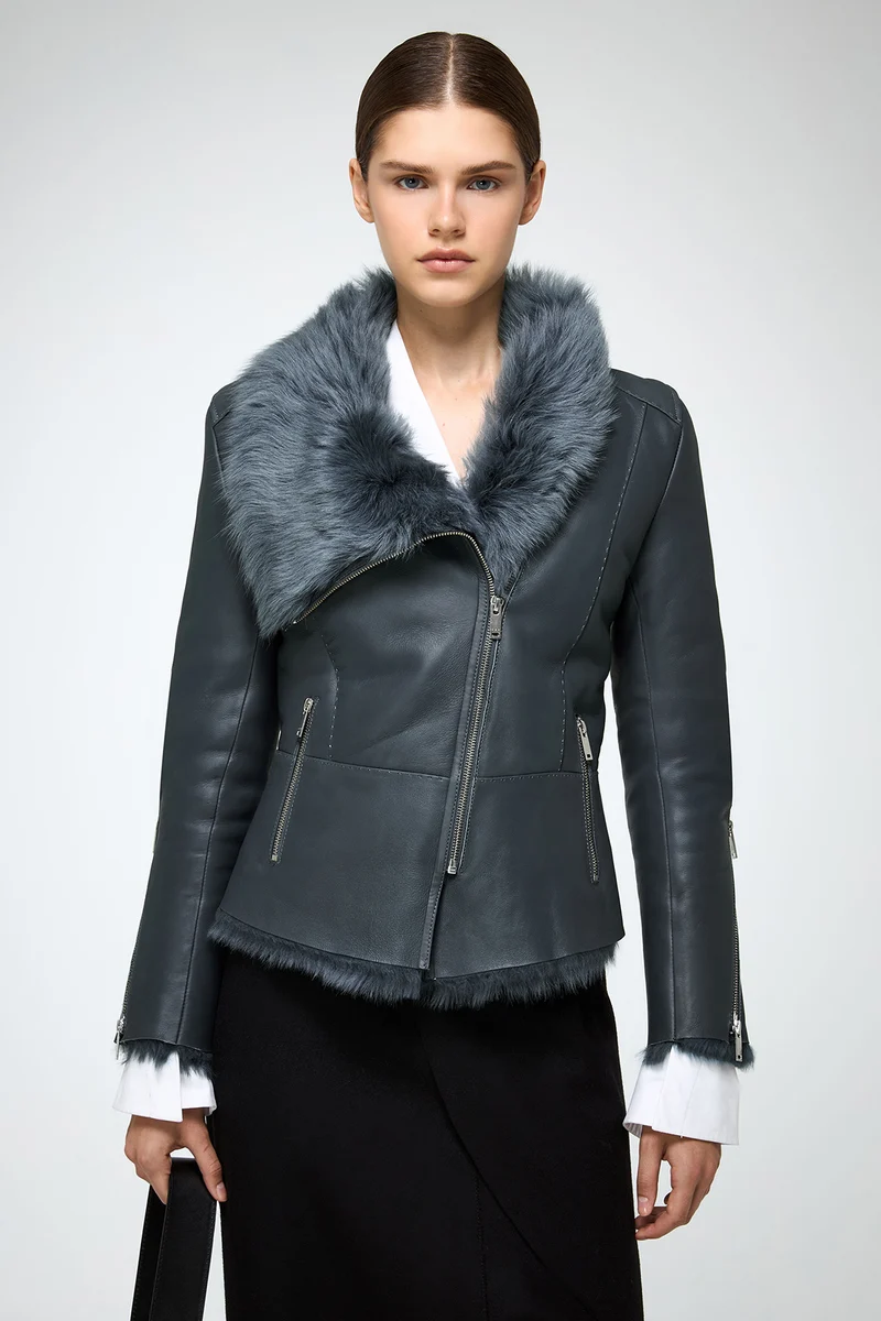 Renata – Clotho Indigo-Lammfelljacke