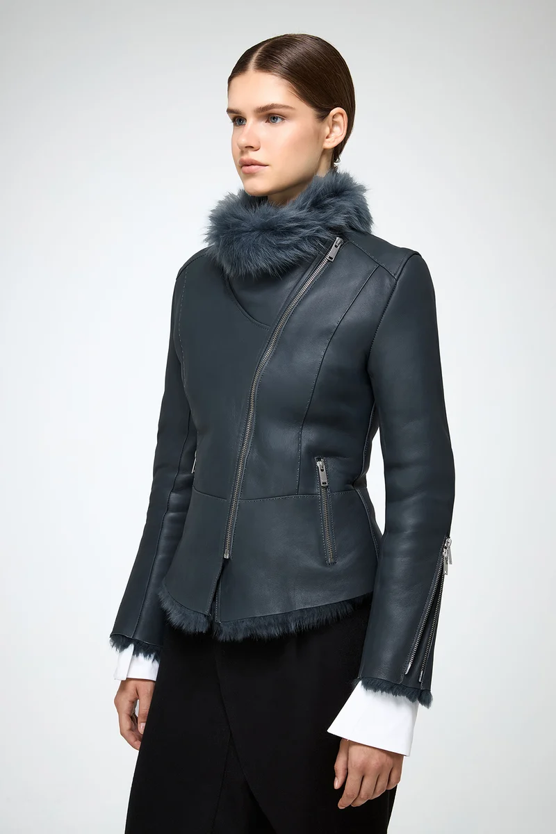 Renata – Clotho Indigo-Lammfelljacke