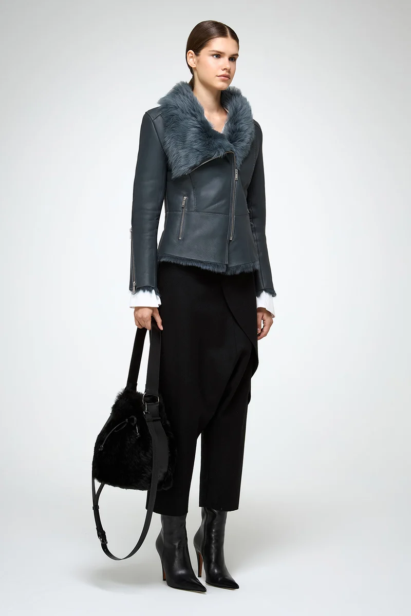 Renata – Clotho Indigo-Lammfelljacke