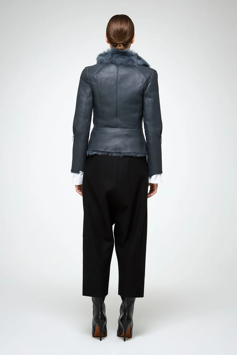 Renata – Clotho Indigo-Lammfelljacke