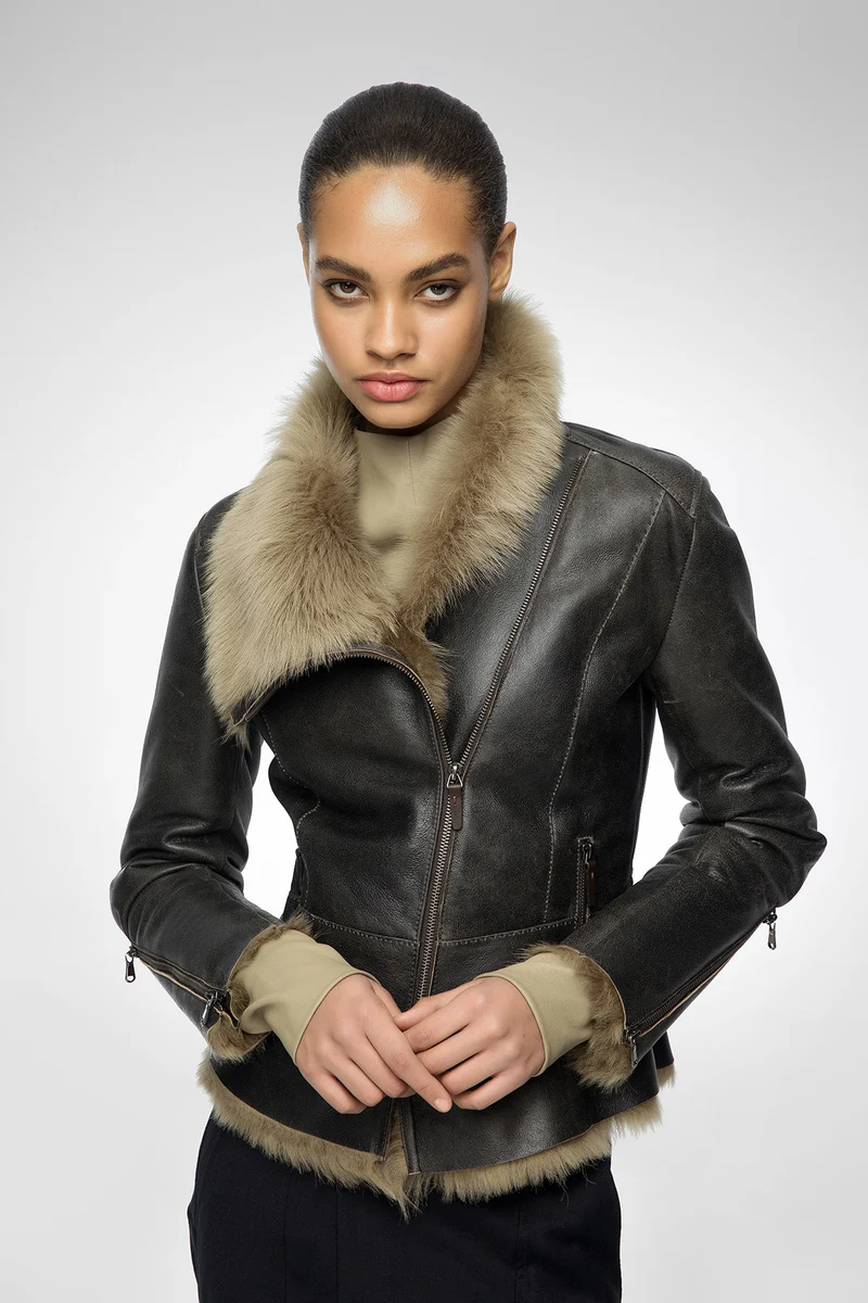 Renata – Toscana Lammfelljacke in Desert Beige