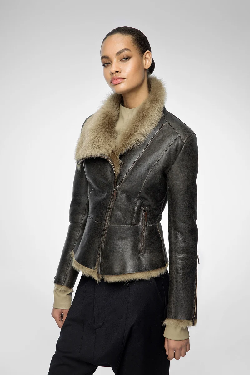 Renata – Toscana Lammfelljacke in Desert Beige