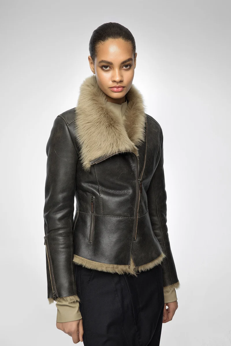 Renata – Toscana Lammfelljacke in Desert Beige