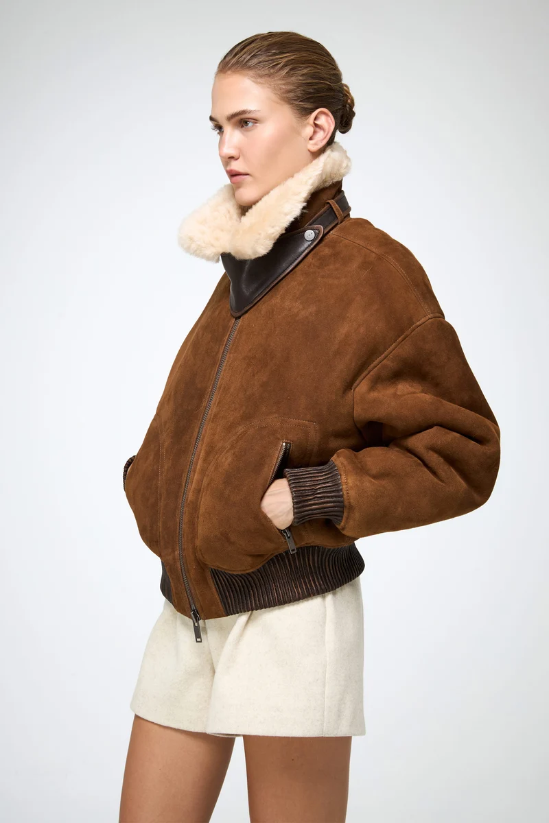 Tricia – Jacke aus tabakfarbenem Wildleder und Lammfell