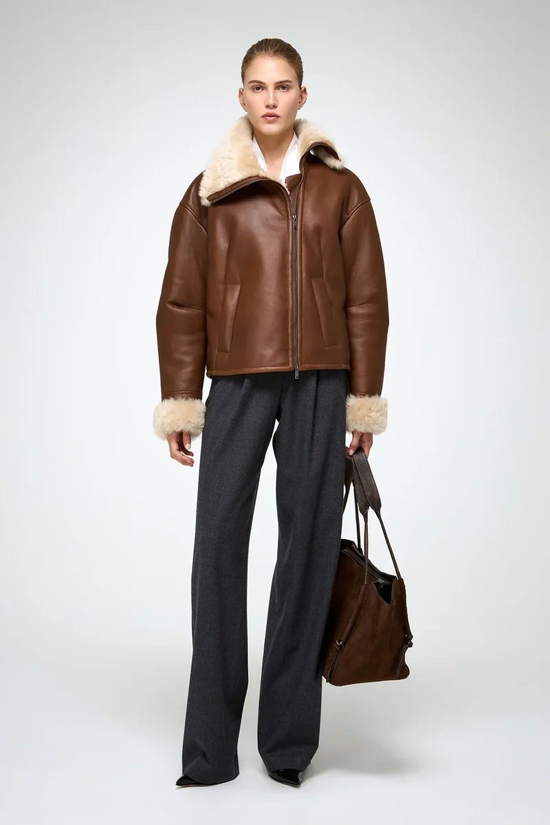 Pia – Braune Lammfelljacke