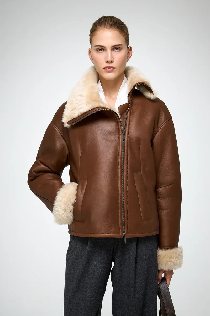 Pia – Braune Lammfelljacke