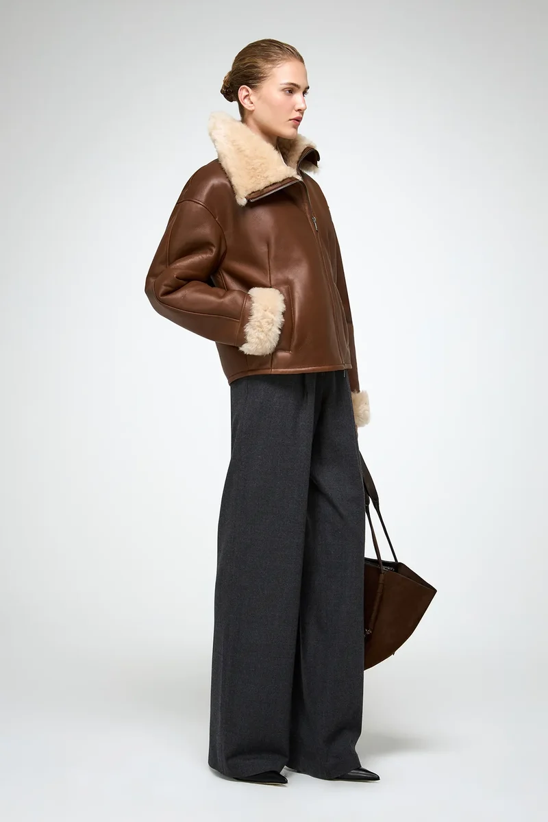 Pia – Braune Lammfelljacke