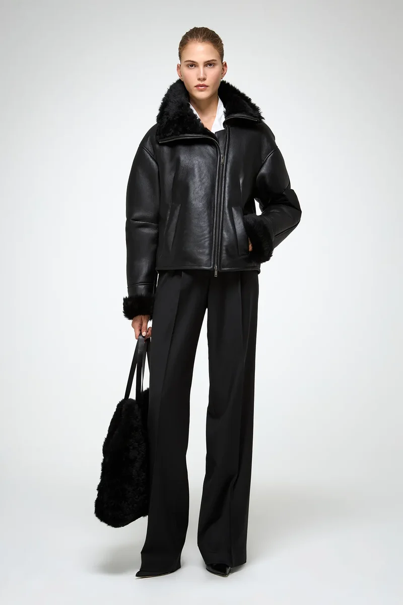 Pia – Schwarze Lammfelljacke