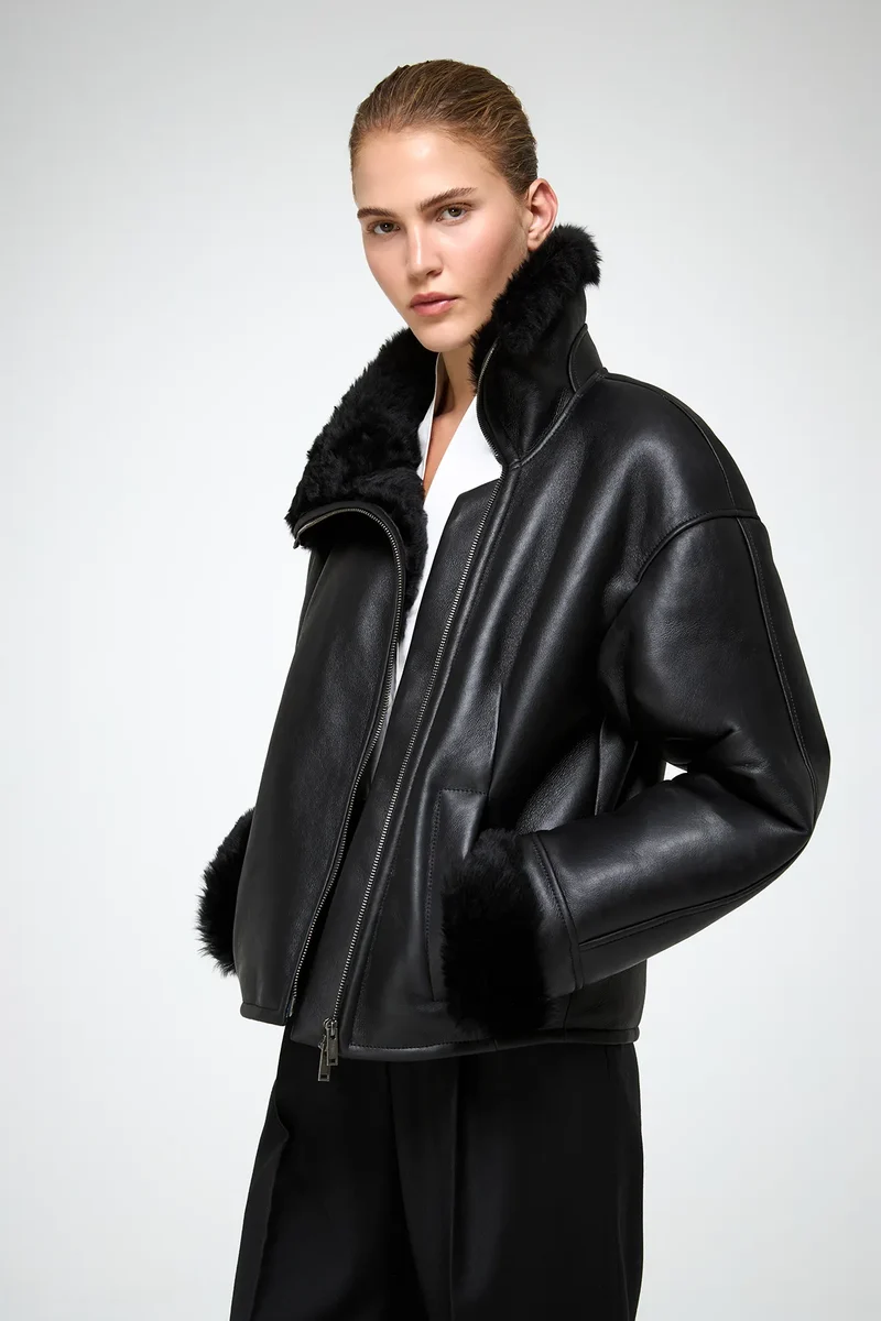 Pia – Schwarze Lammfelljacke