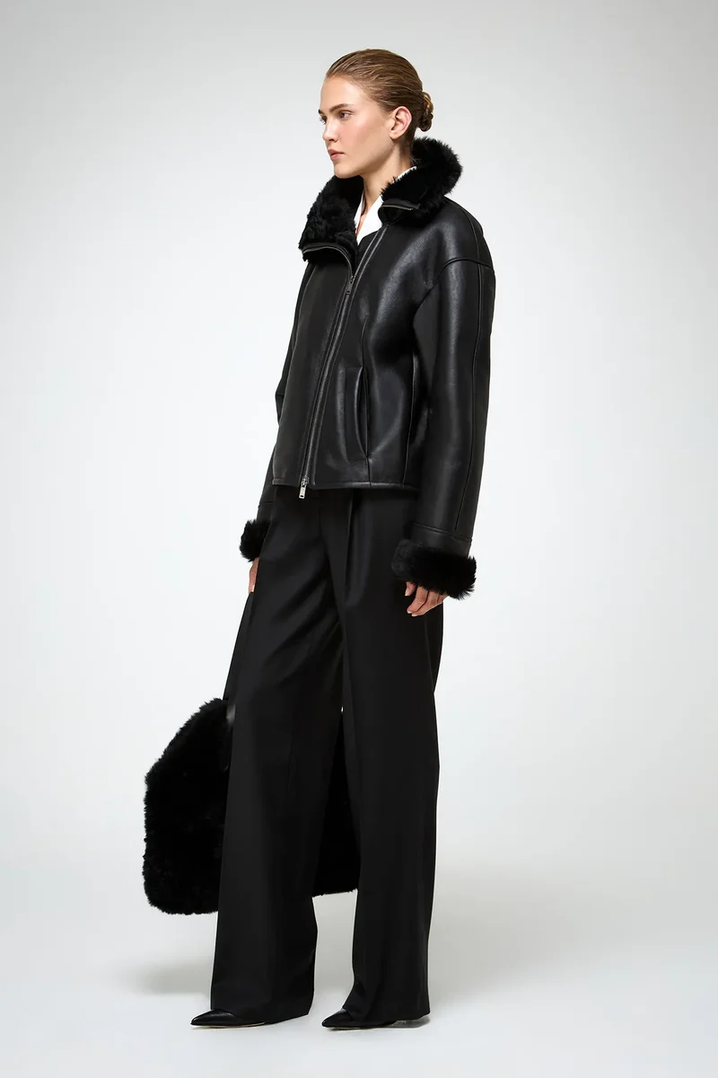 Pia – Schwarze Lammfelljacke