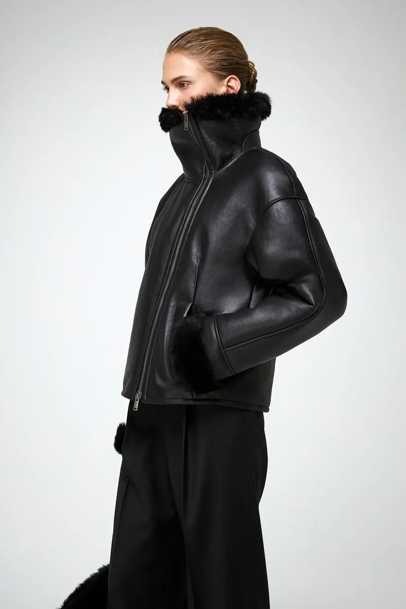 Pia – Schwarze Lammfelljacke
