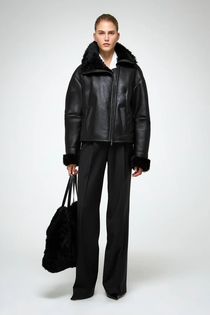Pia – Schwarze Lammfelljacke