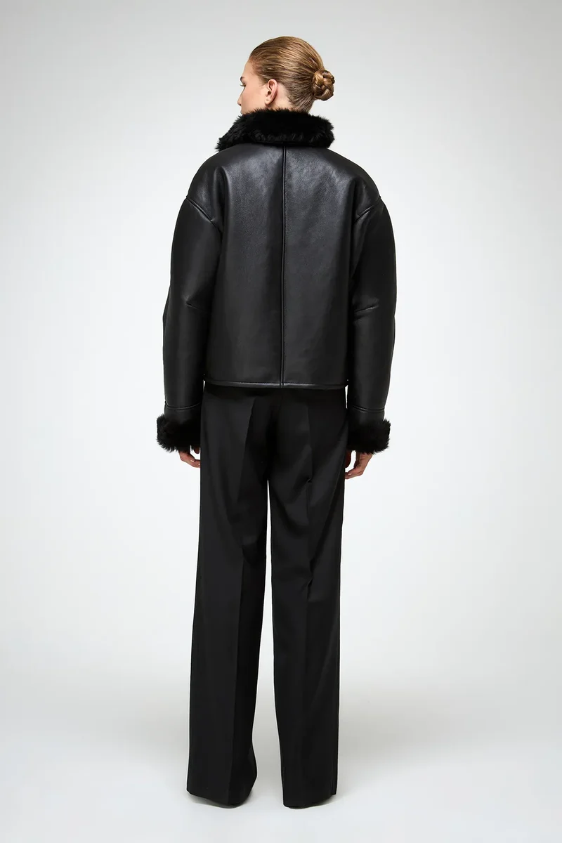 Pia – Schwarze Lammfelljacke