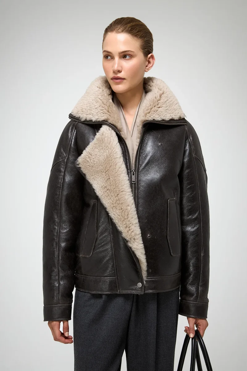 Sandie – Anthrazitfarbene Lammfelljacke