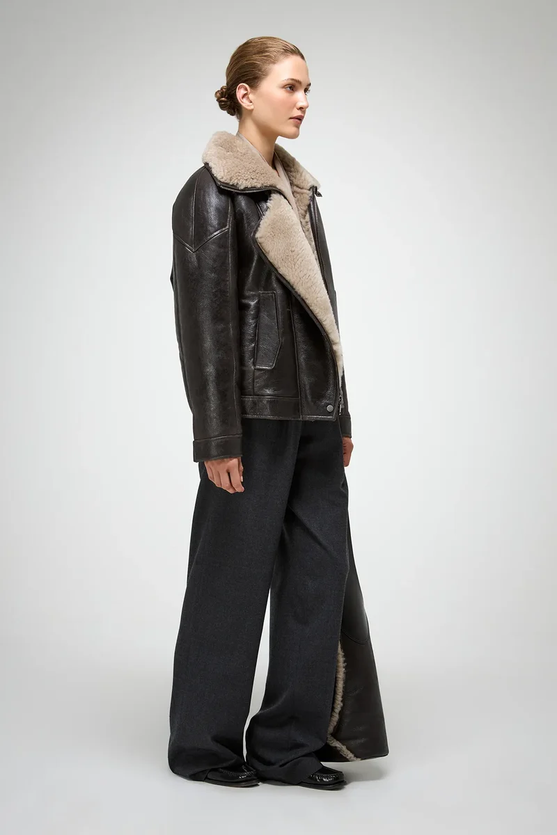 Sandie – Anthrazitfarbene Lammfelljacke