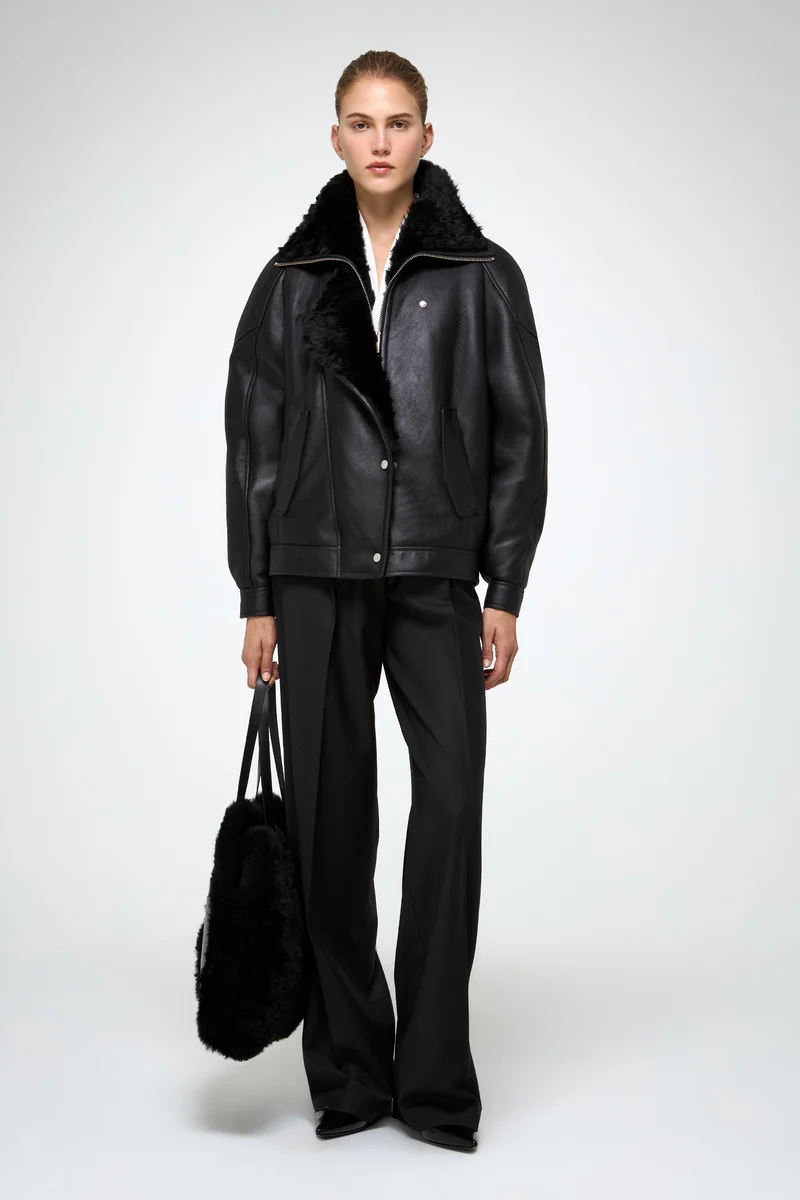 Sandie – Schwarze Lammfelljacke