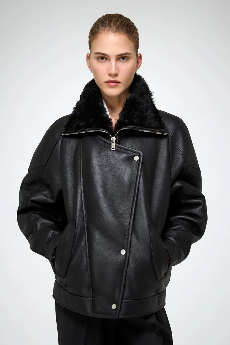 Sandie – Schwarze Lammfelljacke