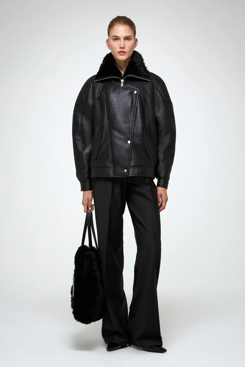 Sandie – Schwarze Lammfelljacke