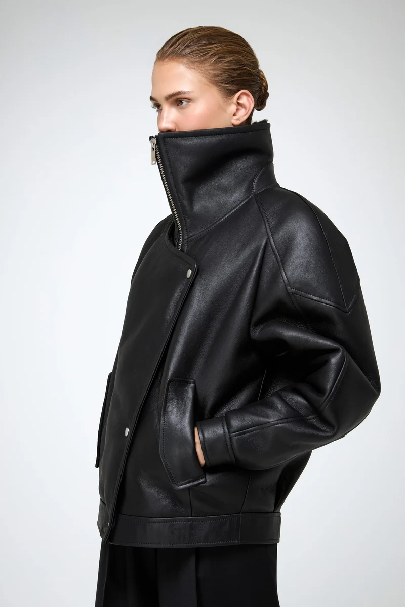 Sandie – Schwarze Lammfelljacke