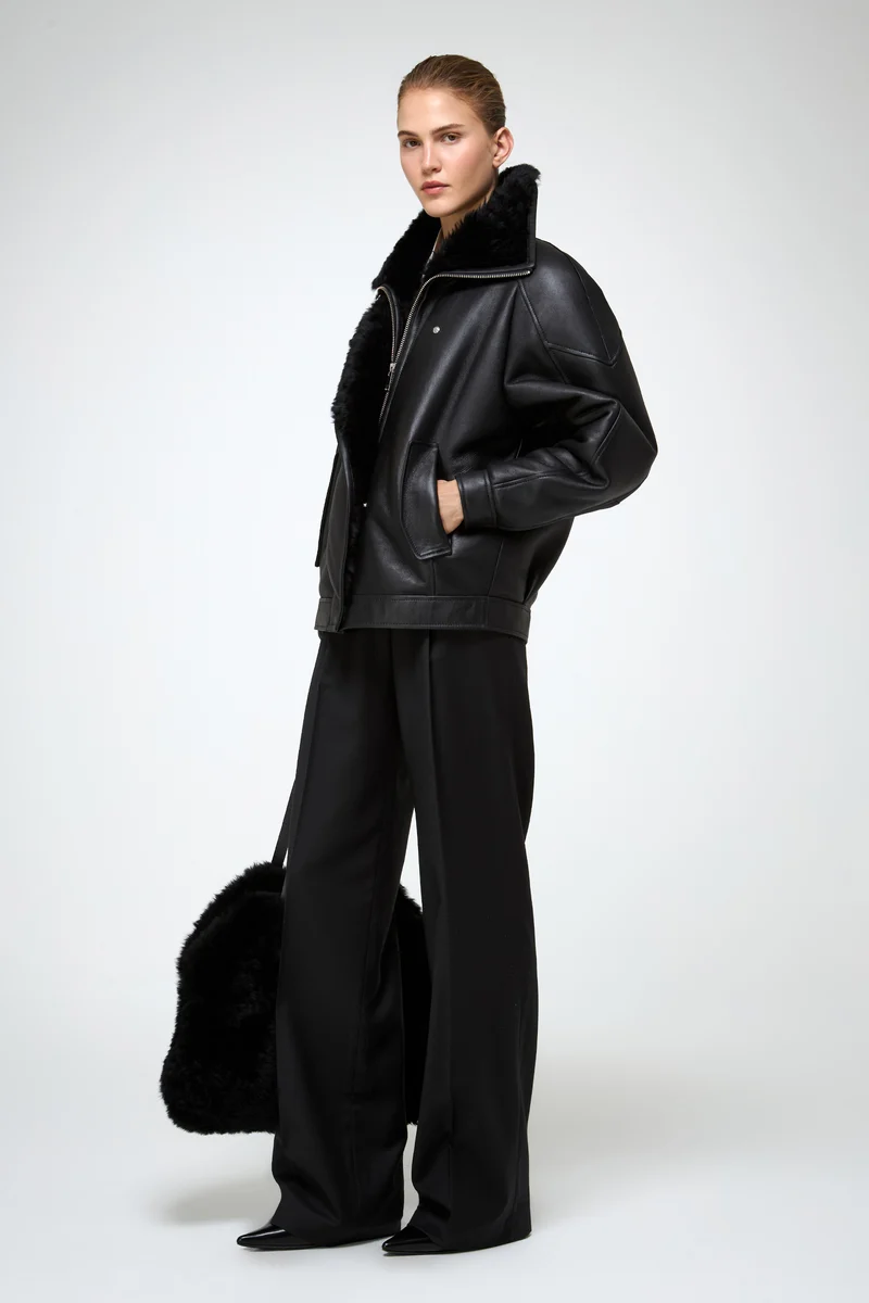 Sandie – Schwarze Lammfelljacke