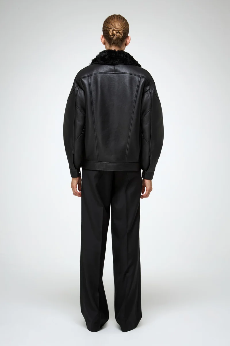 Sandie – Schwarze Lammfelljacke