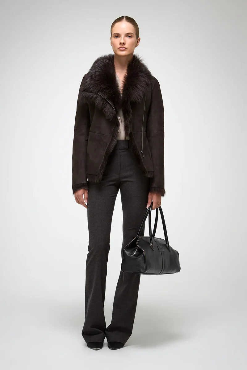 Adila – Jacke aus braunem Wildleder und Lammfell im Toskana-Stil