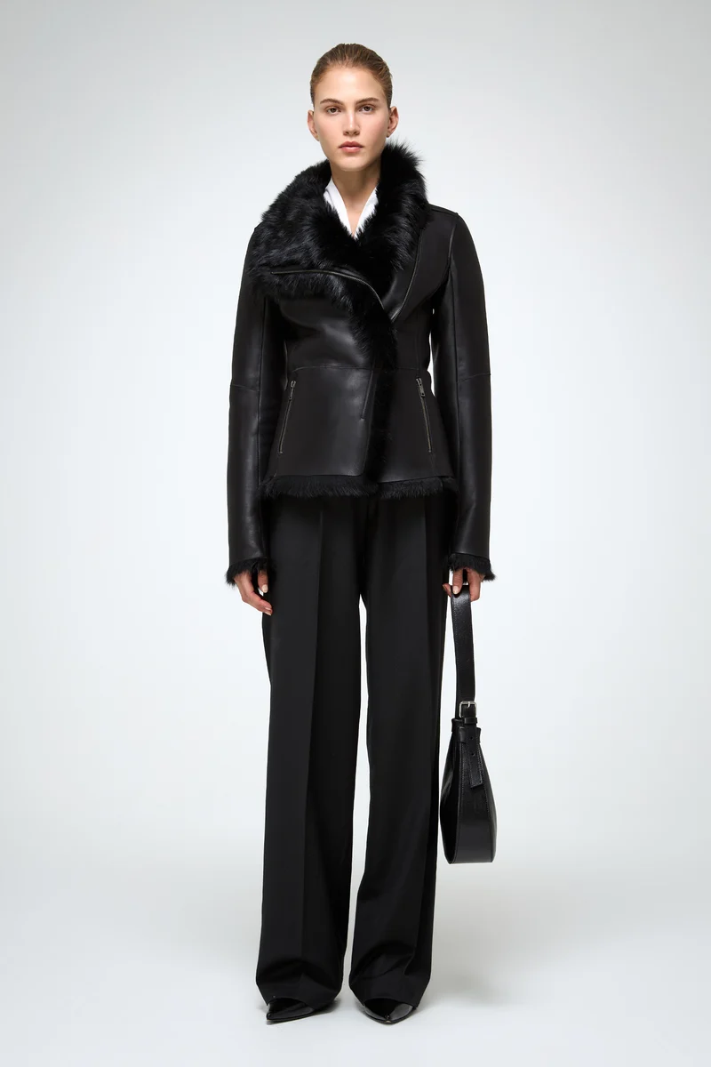 Adila – Toscana Schwarze Shearling-Jacke