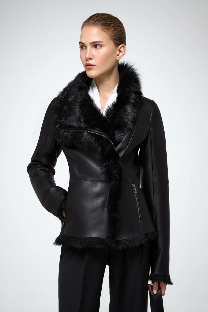 Adila – Toscana Schwarze Shearling-Jacke