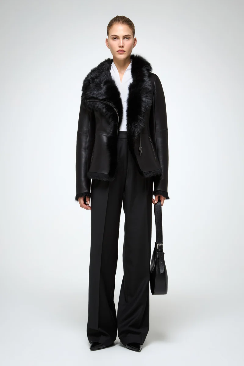 Adila – Toscana Schwarze Shearling-Jacke
