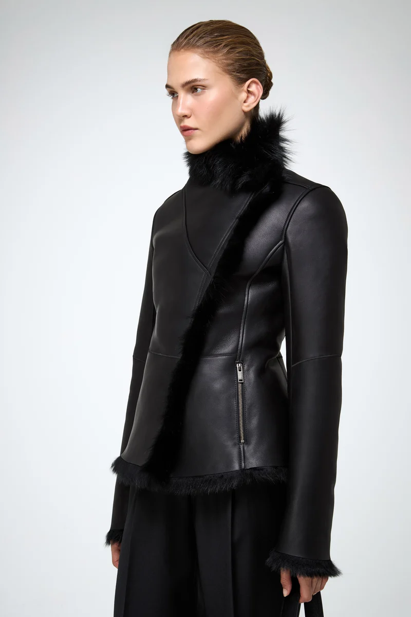 Adila – Toscana Schwarze Shearling-Jacke