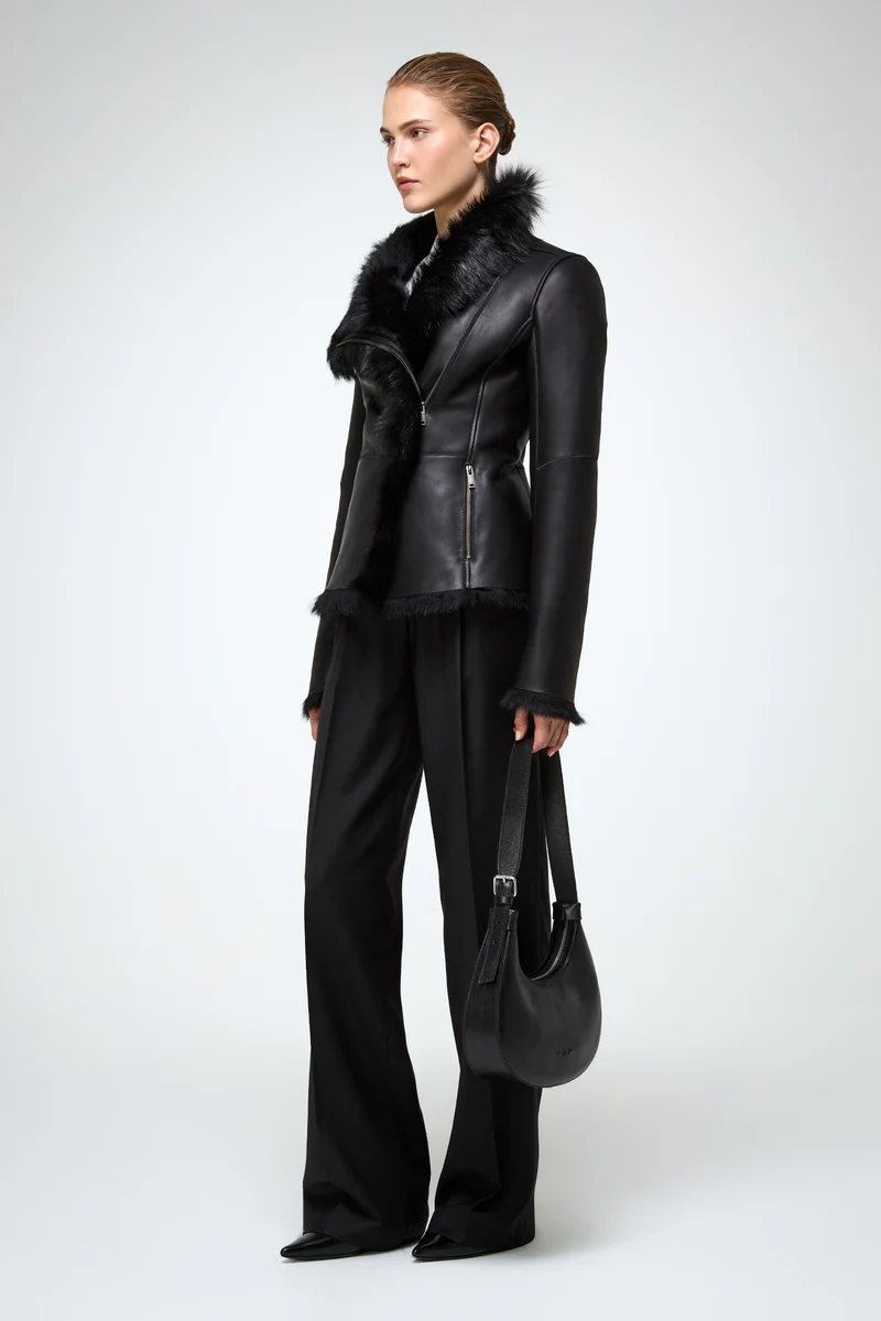 Adila – Toscana Schwarze Shearling-Jacke